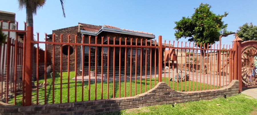 To Let 2 Bedroom Property for Rent in Lethlabile North West